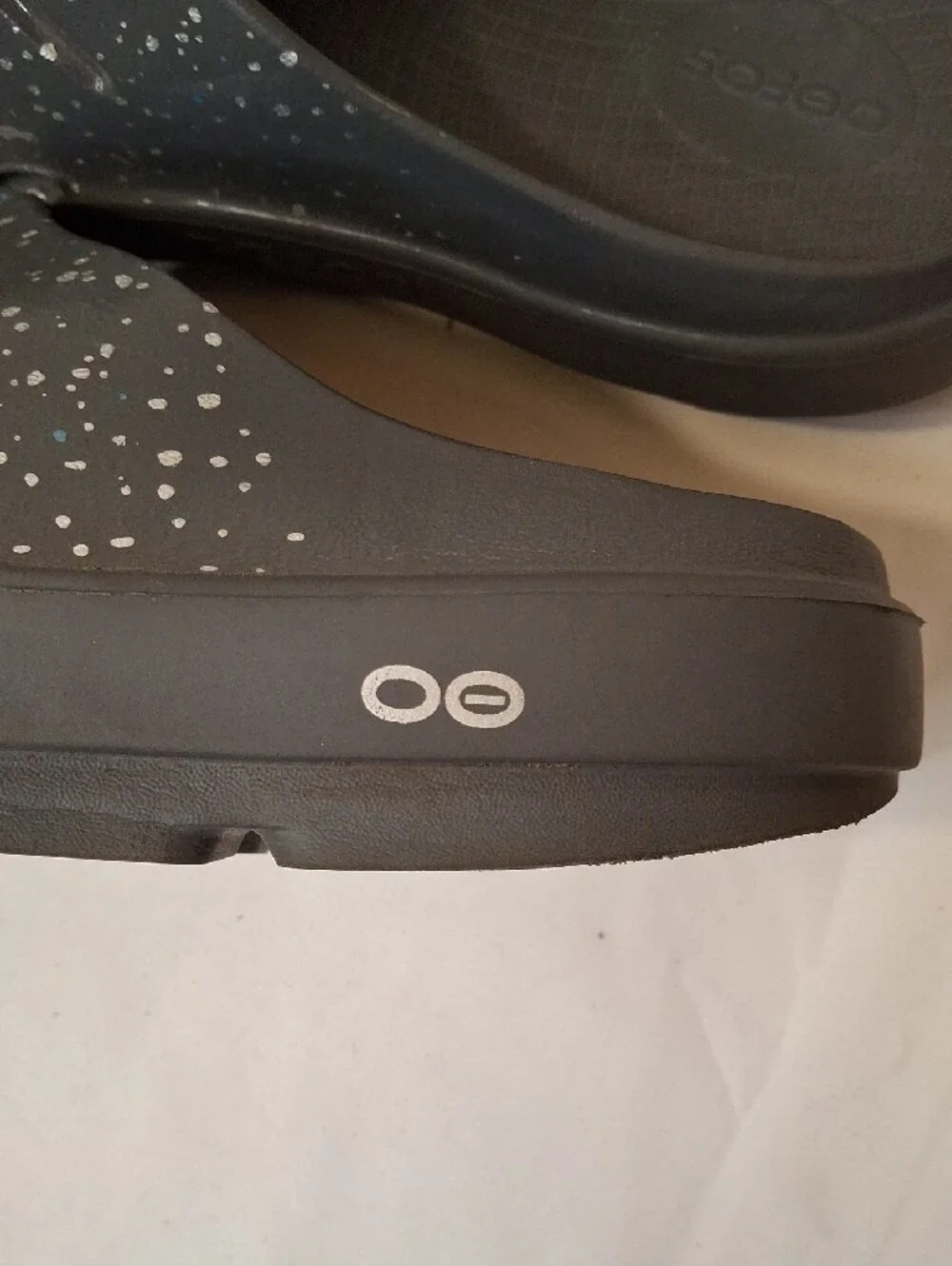OOFOS Men's Black Slip-On Clogs with Silver Speckle. Great Almost New Casual